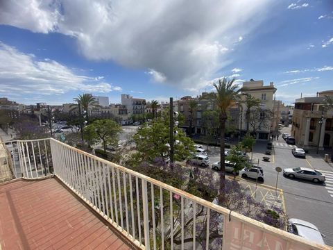Building for sale in the center of Sant Carles de la Rapita. It consists of a ground floor of 90m2, first floor of 233m2, second floor of 133m2 built. On the ground floor there is a garage and a local with several rooms and a bathroom. On the first f...