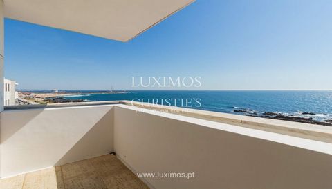 Beautiful apartment , located on the 1st line with 3 fronts to the sea , in Leça da Palmeira . Property , for rent, which benefits from generous living room facing south and bridge as a wonderful sea view , equipped kitchen and three bedrooms, one of...