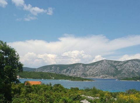 Korčula, Račišće Kneže, building land with a total area of 1607m2 in an undeveloped part of the building part of the settlement. It is located 35m from the main road and 50m from the sea. Extremely quiet location with an open panoramic view of Pelješ...