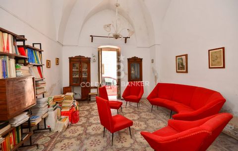 ARADEO - LECCE - SALENTO A few steps from the city centre, we offer for sale an ancient building of about 125 sqm with storage and stars vaults. The main house is about 55 sqm consists three rooms, a kitchen and a bathroom and it's characterized by s...