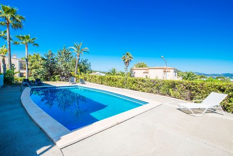 Gelegen in Santa Ponsa, in het zuidoosten van Mallorca, biedt deze spectaculaire villa een gedeeld zwembad en ruimte voor 4 personen. Het privé-zoutzwembad, van 8m x 4m en met een diepte van 1,3m tot 1,8m, is omgeven door een terras met vijf ligstoel...