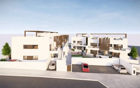 Bungalows te koop in Pilar de la Horadada, Costa Blanca Het project omvat 16 bungalows met 3 slaapkamers en 2 badkamers. Alle woningen hebben toegang tot een gemeenschappelijk zwembad en de woningen op de bovenste verdiepingen hebben een solarium. He...