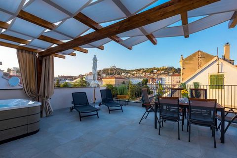 We present to you a luxurious, beautifully furnished house located in an exceptional location, close to the sea in the very center of Šibenik. We have a pearl among real estate in the heart of Šibenik, because as the pictures show, the house offers a...