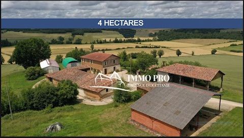 5 minutes from SAMATAN/LOMBEZ. At the end of a private road, high up and with MAGNIFICENT PANORAMIC views, this period half-timbered farmhouse dating from the 18th century is on two levels. Approximately 260m² of living space. The property has numero...