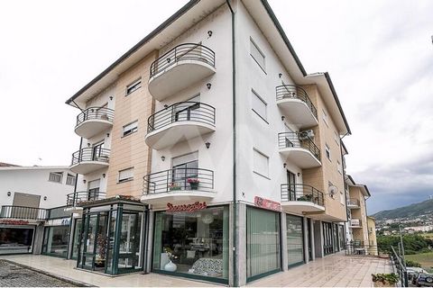 Appartement met 3 fronten, veel licht en met individuele garage fechada.Com uitzicht op de stad en de bergen van Sta. Helena.Gebouw uit 1994, zeer goed onderhouden, goede locatie, dicht bij allerlei soorten handel en diensten. Bestaande uit een ruime...