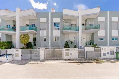 Are you looking for a house with generous areas in a quiet location? Then you have found your future home! Located in Quinta das Rolas, Botequim, Charneca de Caparica, this townhouse built in 2006, spread over 3 floors plus a basement, is located in ...