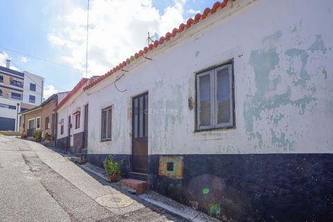 Wenn Sie auf der Suche nach einem bescheidenen Haus mit zwei Schlafzimmern in der Nähe von Coimbra sind, um es zu renovieren, dauerhaft zu bewohnen oder Wochenenden darin zu verbringen, ist dies Ihre Chance. Es könnte auch als Investition gekauft wer...