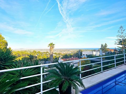 Schönes Grundstück mit Haus in Montemar Alto, mit schöner Aussicht. Es handelt sich um ein 690 m2 großes Grundstück, in der Hälfte dieses Grundstücks befindet sich das Haus mit Garten und Pool, und die andere Hälfte ist jungfräulich mit der Möglichke...