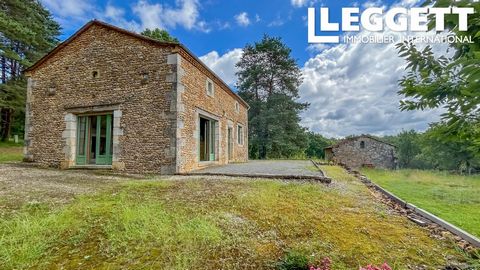 A30404DFA24 - Jolie maison en pierre avec dépendance aux portes de Vergt. Maison comprenant : Au rez de jardin : 1 cuisine équipée ouverte sur 1 salon/séjour, 1 salle de bain avec WC, 1 chambre. A l'étage : 1 mezzanine avec possibilité d'y aménager 2...