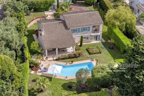 In the heart of a sought-after gated Domain, 5 minutes drive to the famous village and 15 minutes to Cannes and the beaches, charming Provençal style villa in excellent condition set on a remarkably landscaped flat garden of 1500sqm. Facing south, it...