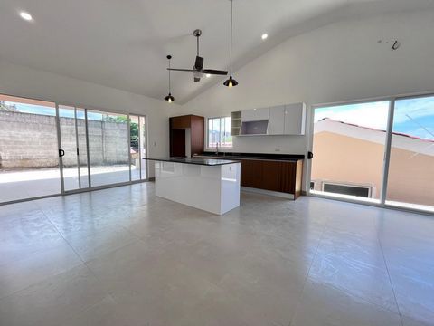 Descubra sua nova casa na Blue Home Costa Rica Real Estate! Apresentamos-lhe uma oportunidade única de estrear um verdadeiro tesouro na encantadora Praia do Jaco. Localizado a apenas um quilómetro da praia e a 5 minutos do coração da zona comercial, ...