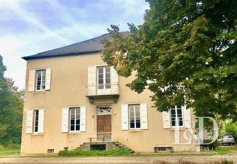 In Sainte Hélène du Lac, this beautiful 540 m2 residence dating from 1840 is ideally located 30 minutes from Chambéry and Albertville, 40 minutes from Grenoble and 10 minutes from Montmélian train station. It offers privileged access to several impor...