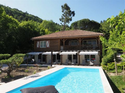 In a dominant position, beautiful wooden house of approximately 174m² of living space, SOUTH exposure, on very sunny and enclosed grounds, a swimming pool and a jacuzzi. On the ground floor, you have 4 beautiful bedrooms of 19m² each with bathroom an...