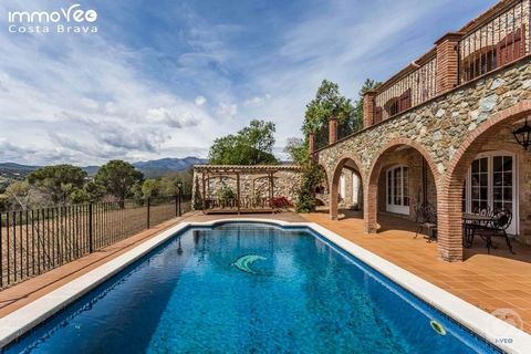 Villa de caractèrre entouré de verdure dans un environement calme idéal pour se ressourcer.. Situé à 10 minutes de la frontière Française et à 45 minutes des plages de la costa brava.. . Cette belle demeure rustique est entièrement rénové. Au rez-de-...