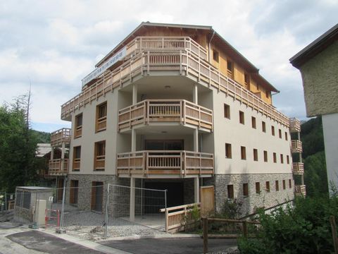 New apartment for sale in Vars in the Hautes-Alpes (05), 300 m from the slopes, new development LE SOLEA High-end residence of 15 apartments A 107 m² apartment combining comfort and brightness with its fully equipped kitchen (appliances included) lar...