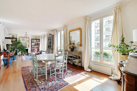 Schöne Maisonette zu verkaufen, Kongressbereich, 15. Arrondissement Wir bieten diese charmante Maisonette von 172 m² auf dem Erdgeschoss, 132 m² im Carrez-Recht, mit einer gewichteten Fläche von 152 m² zum Verkauf an, die sich im 2. und 3. Stock eine...