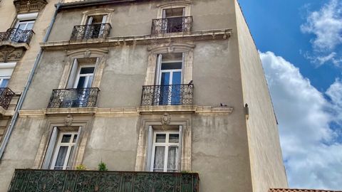 A vibrant and historical city, with all shops, restaurants, markets, theatre, railway station, : 20 minutes to the beach and 10 minutes to airport and motorway. A lovely apartment, already renovated, 2nd floor, built in the 1900's, very well maintain...