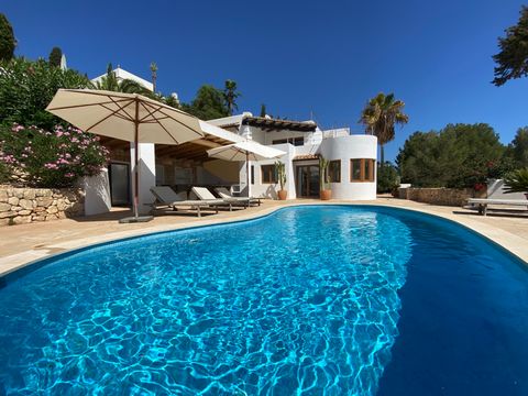 Stunning mediterranean villa for sale between Roca Llisa and Cala Llonga. We are delighted to offer you this beautiful, quietly located villa between Roca Llisa and Cala Llonga in Ibiza for sale. The freshly renovated villa is situated on a 1200 m² p...