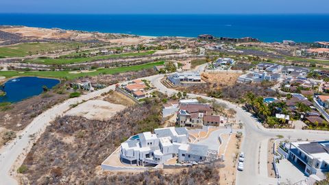 Beläget i det prestigefyllda samhället El Altillo i Puerto Los Cabos, erbjuder detta exceptionella residens i tre nivåer en unik blandning av avskildhet och nöjesområden med fantastisk havsutsikt. Casa Chill Out utmärker sig för sin fullständiga till...