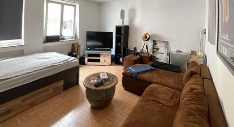 Diese charmante Wohnung ist ab dem 1. August 2024 bis zum 31. Dezember 2024 verfügbar. Sie befindet sich in einem gepflegten Gebäude in einer ruhigen Straße, die dennoch mitten im Leben liegt. Ein großzügiger, begrünter Innenhof und ein sicherer Fahr...