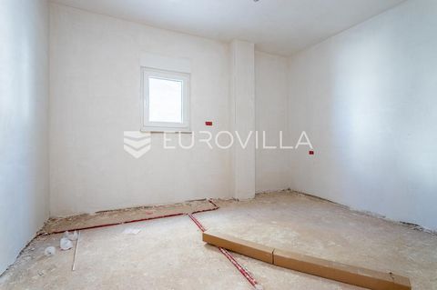 Makarska, two-bedroom apartment on the ground floor of a modern building under construction. It consists of two bedrooms, bathroom, toilet, kitchen with dining room, living room and terrace. The floor area of the apartment is 69.48 m2, while the area...