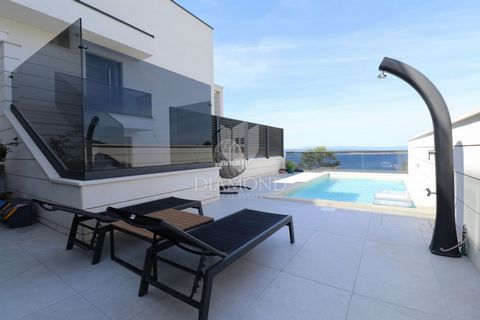 Crikvenica, appartamento di lusso con piscina privata. Nella nostra offerta di immobili di lusso presentiamo un appartamento di 129,56 mq con piscina privata in una splendida posizione a Crikvenica. Si trova al piano terra di una villa di recente cos...