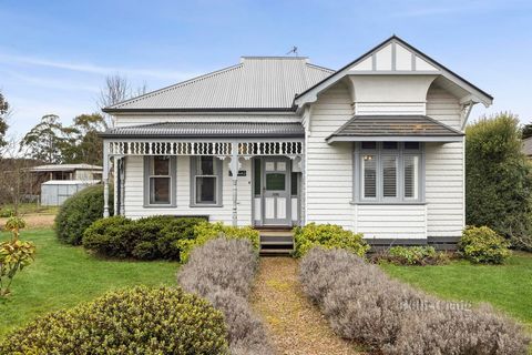 Superbement située dans un généreux bloc d’angle de 944 m² (environ) à quelques minutes du centre-ville animé de Trentham, cette maison de caractère offre un style de vie attrayant nécessitant peu d’entretien associé à la commodité de nombreux restau...