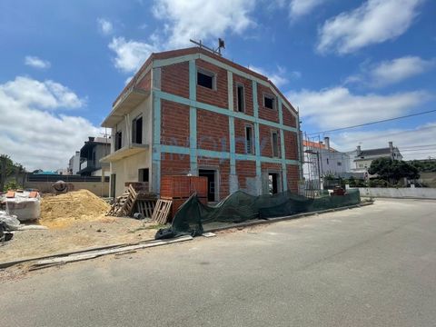 Nous vous présentons cette maison jumelée triplex, encore en construction, située à Quinta das Laranjeiras à Fernão Ferro, insérée dans une zone de villas et a un design moderne. La date limite d'achèvement est au premier trimestre de l'année prochai...