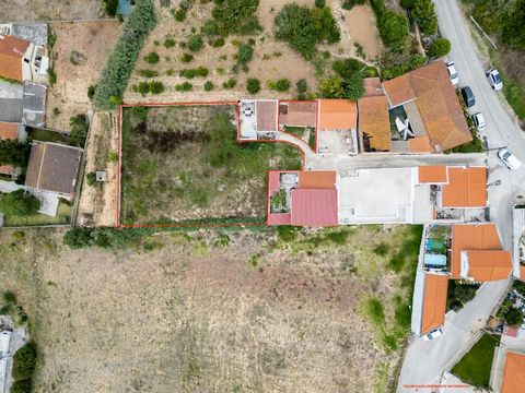 Conjunto de 2 imóveis para venda: Moradia T2 para remodelar com 28m2 inserida num lote de 66m2 e terreno urbanizável com 945m2 de lote. A moradia atualmente é composta por sala, 2 divisões e anexo. Possui ainda pequeno espaço exterior. Localiza-se a ...