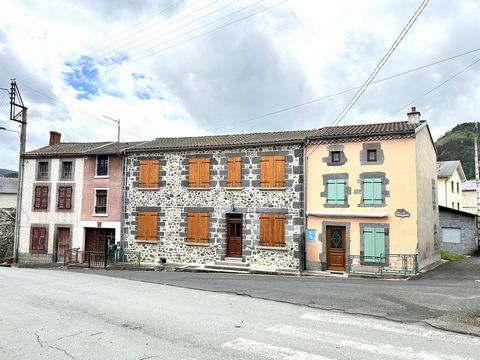 A SAINT-NECTAIRE LE HAUT, bel ensemble immobilier comprenant une maison à usage d'habitation, un gîte et deux petites maisons à restaurer. 1/ La maison principale est composée comme suit: Rez-de-chaussée: entrée (10m2), cuisine ouverte sur la salle à...