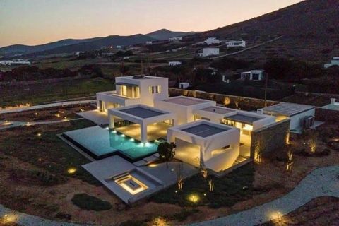 Questa sontuosa villa eco-lusso, situata a soli cinque minuti dal centro di Antiparos, offre uno stile di vita mediterraneo senza rivali. Con una superficie di 584 m² su un vasto terreno di 4.590 m², questa eccezionale proprietà comprende otto camere...