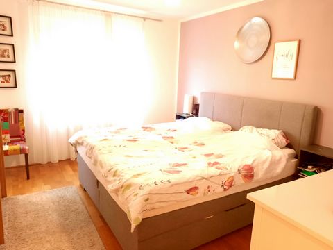 110m2 mit 4m2 Loggia - Ein Schlafzimmer mit einem Doppelbett - Ein großes Schlafzimmer mit zwei Doppelbetten, getrennt durch einen großen Kleiderschrank - Badezimmer mit Badewanne und zwei Waschbecken - Waschmaschine - Innenhof mit Spielplatz gute An...