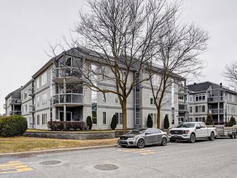 Superbe condo , situé dans le Vieux Terrebonne sur une rue tranquille mais a proximité des services. Tout pour votre confort: un espace de stationnement dans le garage avec un espace de rangement devant, ascenseur, piscine creusée, salle communautair...