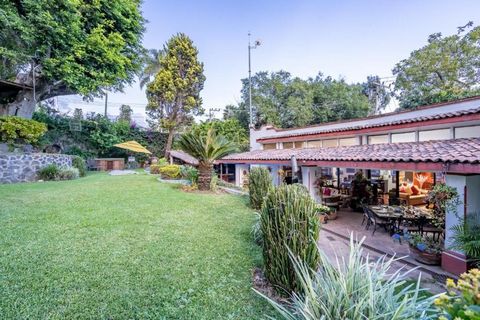 Huis in Cuernavaca-stijl op één niveau met prachtige tuin en spectaculair terras met woon- en eetkamer om buiten te genieten. Zeer ruime ruimtes, woonkamer en eetkamer met complete gastenbadkamer, zeer comfortabele keuken, familiekamer, 2 secundaire ...