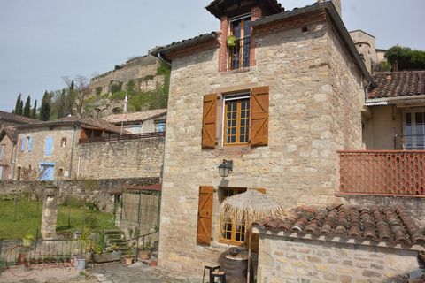 TARN (81) Vendesi a Cordes-sur-ciel questa casa di circa 175 m² abitabili, 7 vani con due terrazze e un garage. È molto ben posizionato, sul lato sud, a metà della città medievale. Al piano terra: un soggiorno con cucina a vista e annesso terrazzo, b...