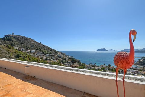 Esta preciosa villa tradicional española se encuentra en El Portet, una de las zonas más buscadas de Moraira. Con impresionantes vistas al mar hacia el Peñón de Ifach en Calpe, esta villa se encuentra en una de las mejores posiciones para disfrutar d...