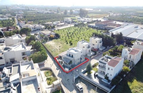 Vi presentiamo una meravigliosa maisonette luminosa ad Argos, 174 mq, su un terreno di 272,45 mq del 2012. Si compone di seminterrato, piano terra, primo piano. La trama ha recinzione, posto auto e area circostante paesaggistica. Analiticamente: -Pia...