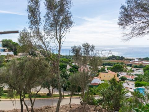 Nous vous présentons une opportunité unique d'acquérir un terrain à bâtir dans la région de San Jaime, sur la côte sud de l'île, situé dans une rue très calme avec une vue fantastique sur la mer. Il occupe une superficie de 656m2 et est accessible de...