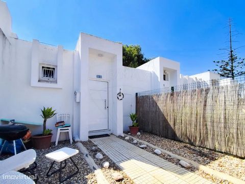 Discover this charming duplex villa, located in the Monte da Vinha Urbanization in Vilamoura, in a residential and very quiet area. This property offers a comfortable environment ideal for living or monetizing. The villa has an entrance hall, a spaci...