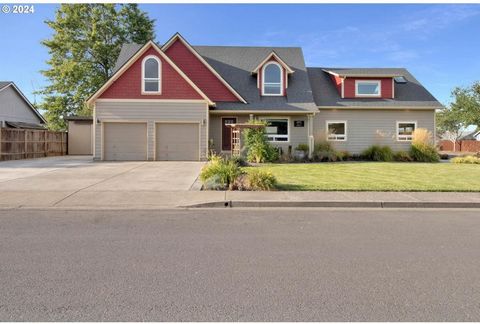 Welcome to 893 Smith St, Harrisburg, Oregon! An updated 4 bedroom, 2 full bath, 2 half bath home, a true hidden gem, with a dual-level floor plan that blends comfort with functionality. The main level is bathed in natural light by large quality windo...