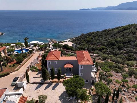 Questa graziosa villa si trova sulla cima di una collina, su un ampio terreno di circa 5000 mq. A soli 3 km. da Agios Nikolaos, questa lussuosa residenza offre viste panoramiche sulla magnifica baia di Mirabello e si trova a soli 200 metri da una spi...