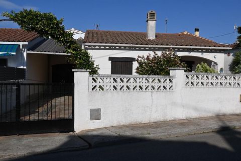 1 km from the beach of Riells and next to the pine forest, on a plot of 230 m2, single-storey house consisting of 2 bedrooms, bathroom - toilet, independent kitchen, depending on the living room. Garage of 19 m2, toilet, sink. Fenced garden, parking ...