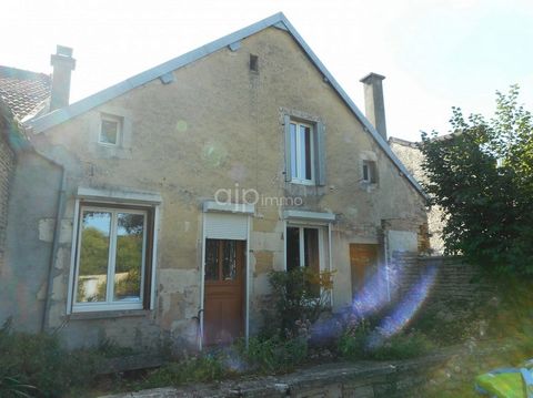 Maison de village avec garage. Rez de Chaussée : hall d'entrée, séjour (accès cour), cuisine, bureau, celier, salle d'eau. 1er Etage : palier, 3 chambres dont 1 avec salle de bains/wc et 1 avec toilette et point d'eau. Nombreux rangements. Garage ave...