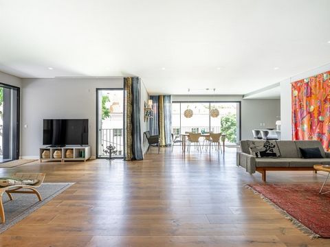 Magnifique appartement dans une copropriété récente, situé au coeur du centre historique de Cascais. Avec de fabuleux espaces intérieurs et une charmante terrasse, il vous permet de profiter de sa centralité, de sa tranquillité et d'une expérience ha...