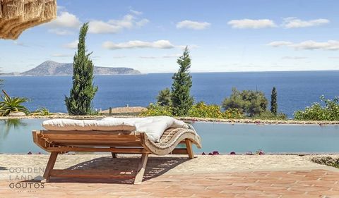 Vieni a scoprire questa eccezionale villa mediterranea sulla costa greca, che offre un'esperienza di lusso senza pari. A pochi passi da una spiaggia privata con acque cristalline, questa villa vanta una vista mozzafiato sul mare e sulla pittoresca is...