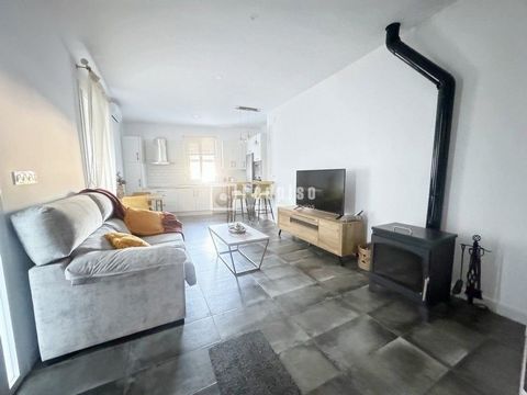 REDPISO VEND LOFT + TERRASSE AVEC VUE MAGNIFIQUE SUR LES MONTAGNES Ce loft rural confortable est ENTIÈREMENT RÉNOVÉ. FAITES VOTRE OFFRE. Il est réparti sur 2 étages. LE REZ-DE-CHAUSSÉE dispose de 1 cuisine, salle à manger et salon avec cheminée et ja...