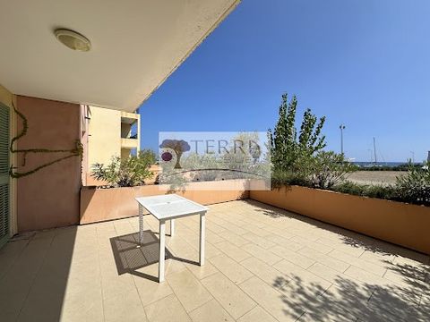 Terra Immobilier Solenzara vous propose à la vente sur la Commune de Solenzara, un appartement meublé de type T2, d'une superficie 38.14 m2 (Loi CARREZ). Il est situé en rez de chaussée d'une jolie Résidence, au coeur du port de Solenzara et proche d...