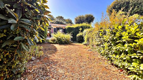 Located in Grasse, close to the penetrating accesses, this charming through terraced house is located in a vast private and secure domain. The estate offers many amenities, including a swimming pool, tennis courts, a lake, a large park and a restaura...