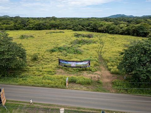 Eine außergewöhnliche Investitionsmöglichkeit erwartet Sie in der pulsierenden Gemeinde Santa Rosa, Tamarindo. Dieses große Grundstück könnte in seiner Gesamtheit von 1 Hektar (10.000 Quadratmetern - 115 $ pro m2) oder 5000 m2 verkauft werden. Es ver...