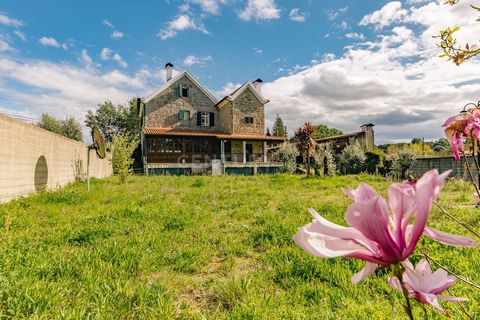 De zoektocht naar uw perfecte huis kan hier eindelijk eindigen. We presenteren deze woning, vol rustieke kenmerken, met grote ruimtes, vol licht en verbeteringen die al uw verwachtingen zullen overtreffen. Deze villa van 2 verdiepingen, met overdekte...